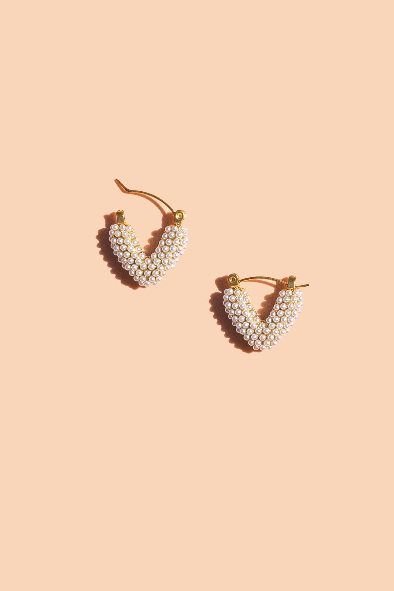 PEARL MINI DOT HOOPS