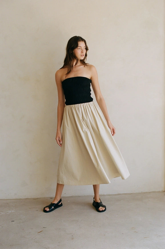 STRAPLESS FLARE MIDI DRESS